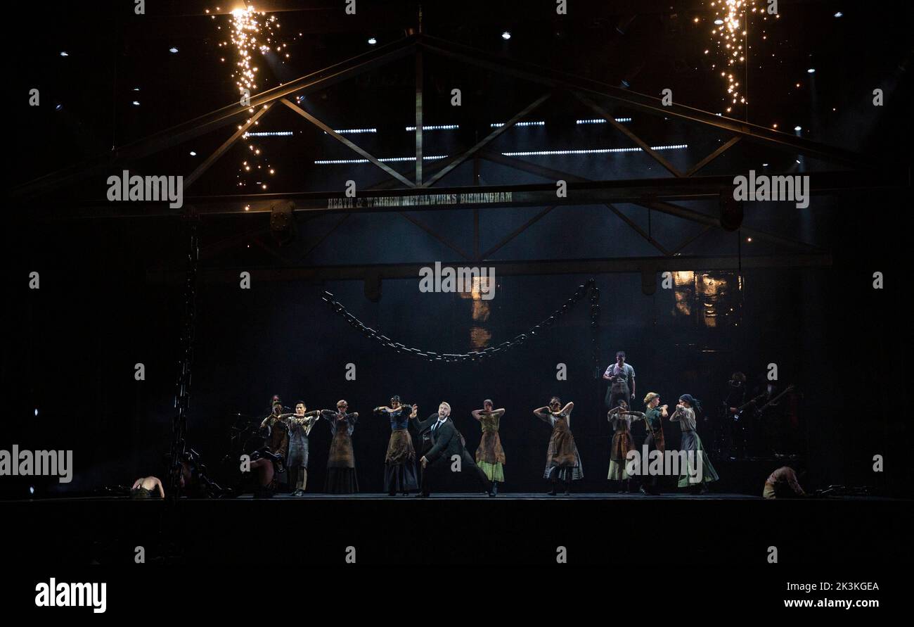 Centro: Dylan Tedaldi (Factory Foreman) in BLINDERS PAKY: LA REDENZIONE DI THOMAS SHELBY presentata da Ballet Rambert all'Ippodromo di Birmingham, Birmingham, Inghilterra 28/09/2022 scritto e adattato per il palco da Steven Knight music: Roman GianArthur music director: Yaron Engler drammaturgy: Kaite o'Reilly scenografia: Moi Tran Costumi: Richard Gellar lighting: Natasha Chivers combatte: Adrian Palmer coreografato e diretto da Benoit Swan Pouffer Foto Stock