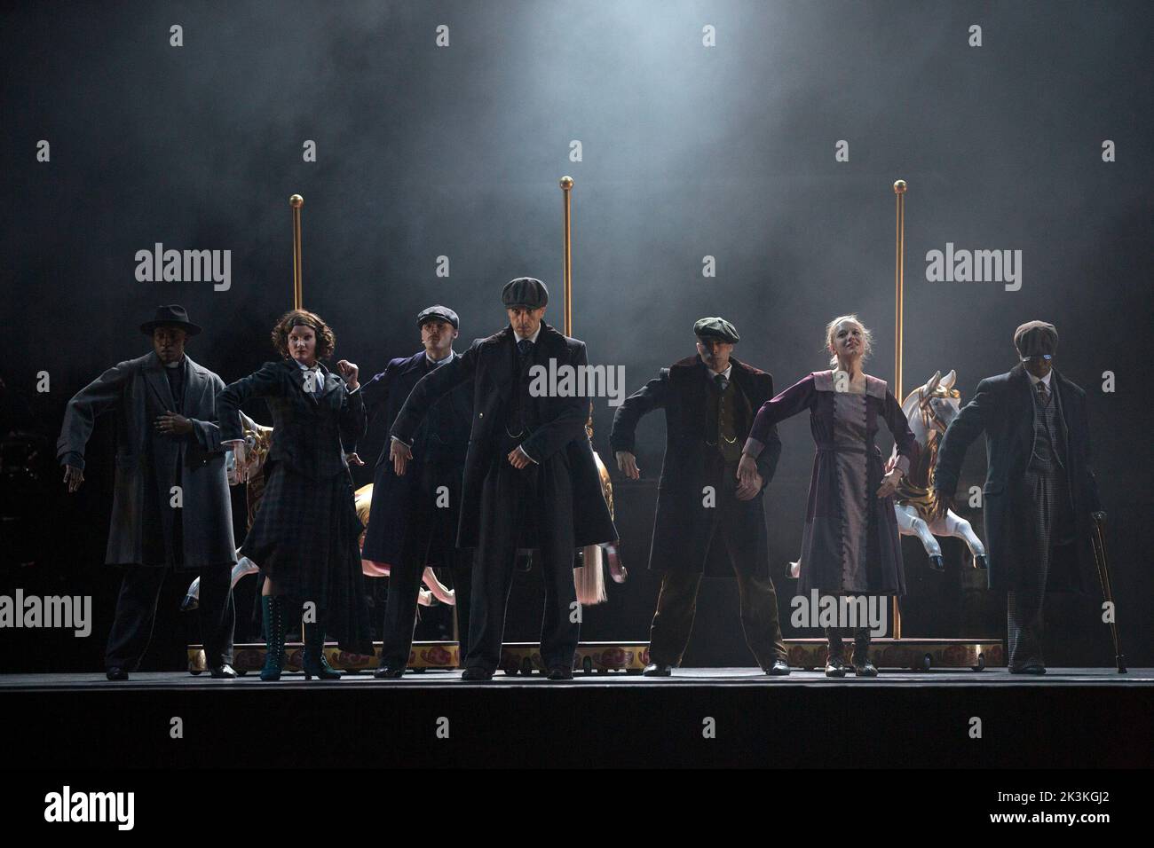 Front left: Naya Lovell (Grace) in BLINDERS PAKY: LA REDENZIONE DI THOMAS SHELBY presentato da Ballet Rambert all'Ippodromo di Birmingham, Birmingham, Inghilterra 28/09/2022 scritto e adattato per il palco da Steven Knight music: Roman GianArthur music director: Yaron Engler drammaturgy: Kaite o’Reilly scenografia: Moi Tran Costumi: Richard Gellar lighting: Natasha Chivers combatte: Adrian Palmer coreografato e diretto da Benoit Swan Pouffer Foto Stock