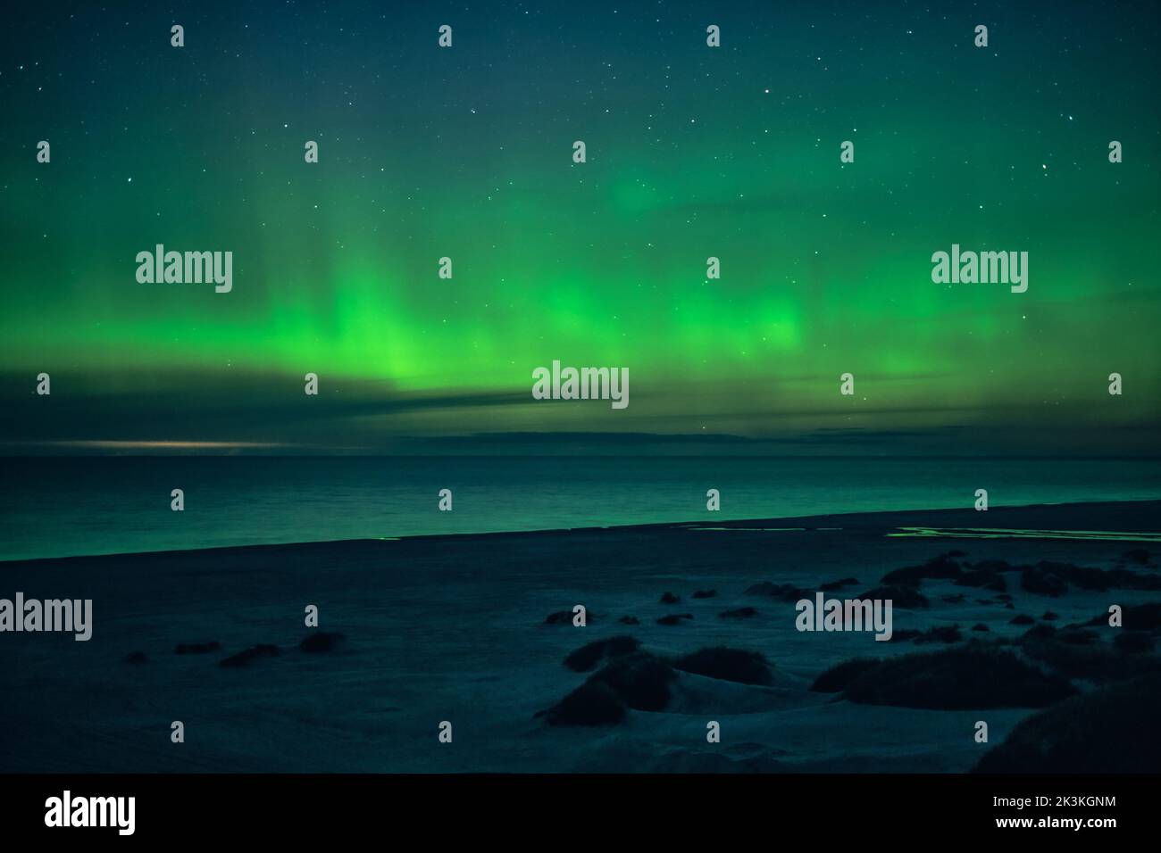 Green Northern Lights che ballano sulla spiaggia. Foto di alta qualità Foto Stock