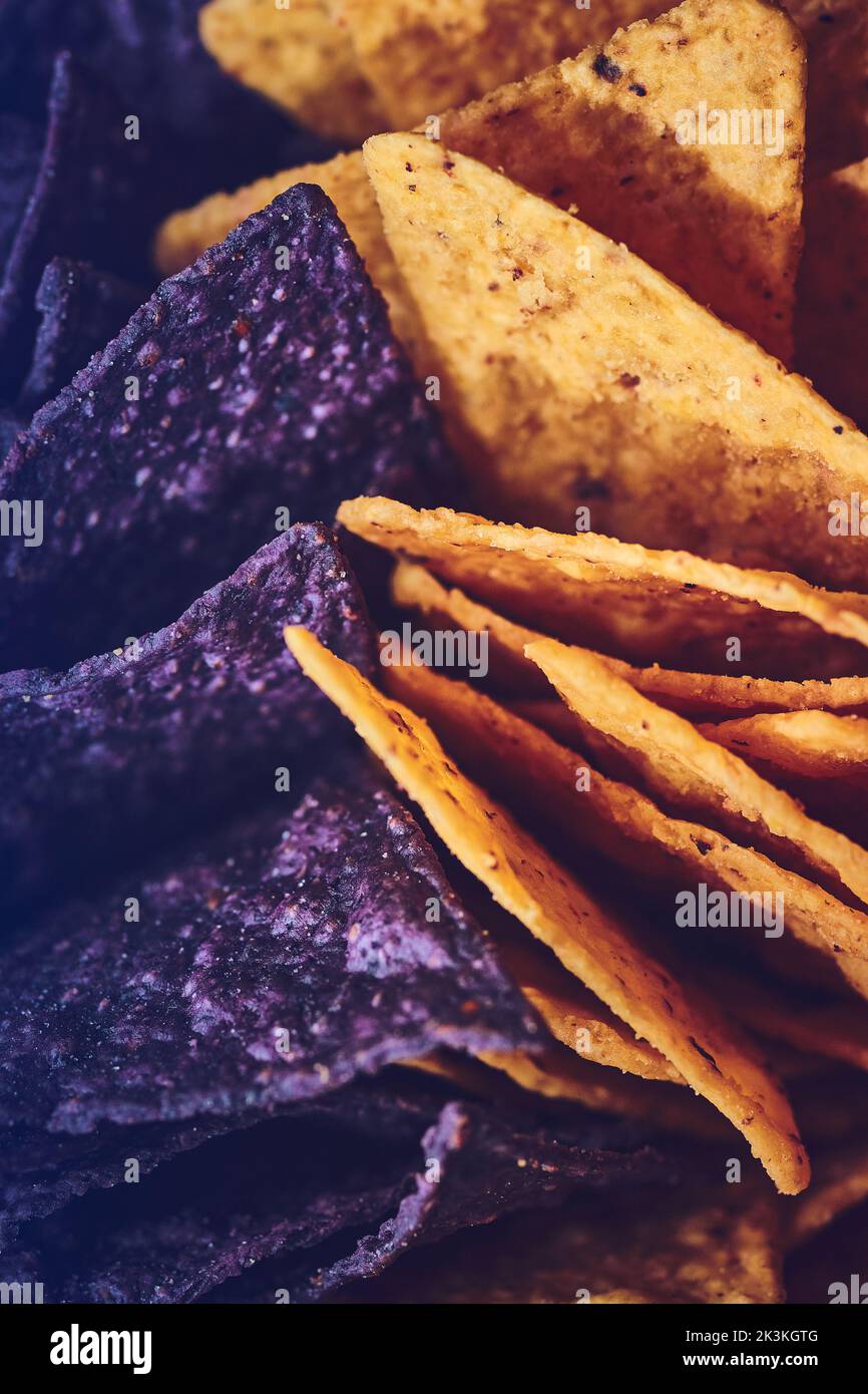 Primo piano con tortilla viola e gialla. Foto di alta qualità Foto Stock