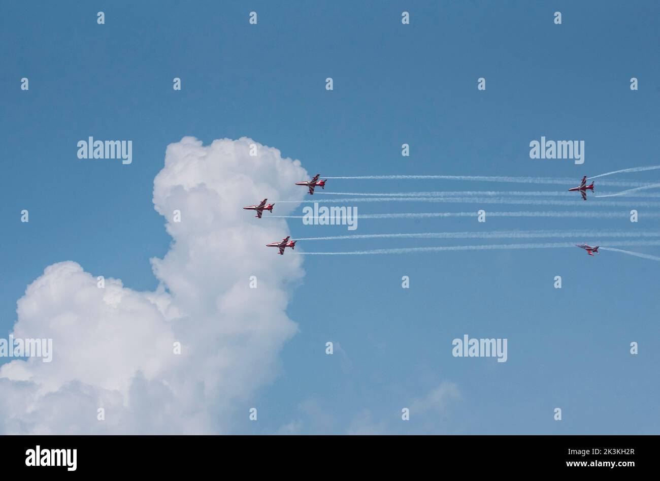 GUWAHATI, INDIA - SETTEMBRE 27: La squadra aeronautica indiana (IAF) Suryakiran si esibisce durante uno spettacolo aereo, mentre celebra Azadi Ka Amrit Mahotsav, commemorando 75 anni di indipendenza dell'India, il 27 Settembre 2022 a Guwahati, India. Il famoso Suryakiran Aerobatic Display Team dell'aeronautica indiana, popolarmente noto come SKAT, una delle poche 9 squadre di aeronautica al mondo. Credit: David Talukdar/Alamy Live News Foto Stock