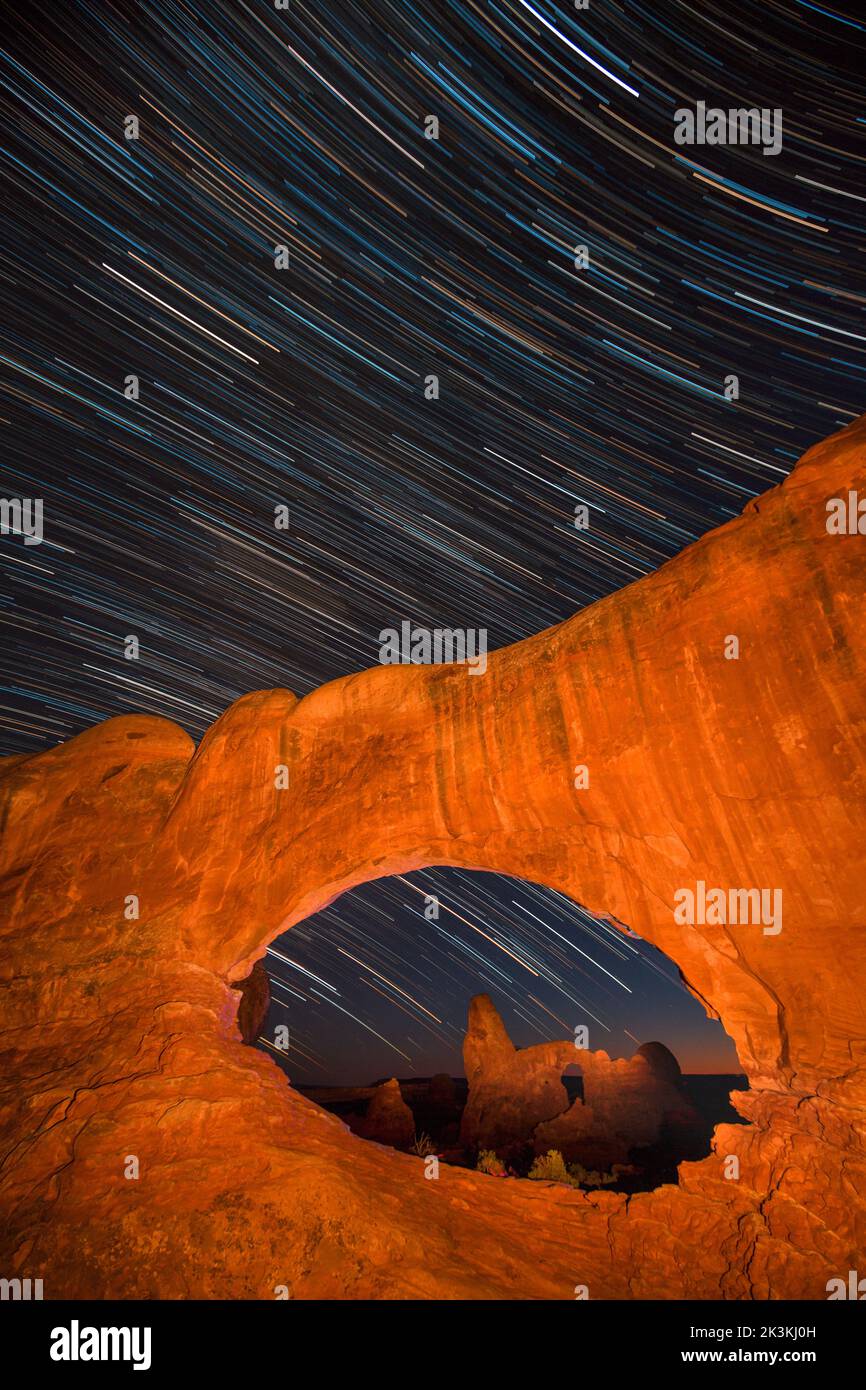 Arco della torretta accigliato dalla North Window nella sezione Windows del Parco Nazionale degli Arches, Moab, Utah, con sentieri di partenza. Foto Stock