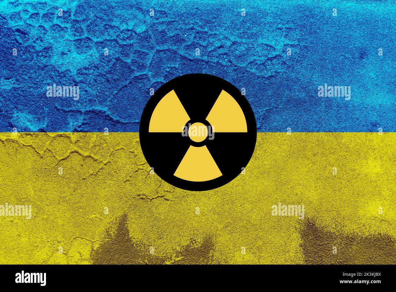 Bandiera dell'Ucraina e concetto di bombe nucleari. Bandiera Ucraina con simbolo di armi chimiche su sfondo grungo muro. Foto Stock