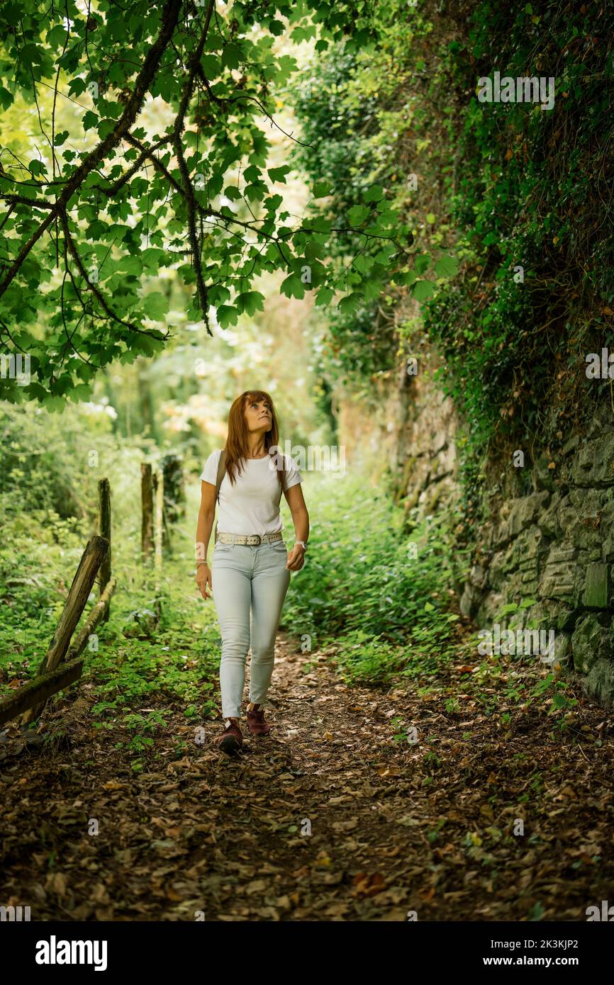 donna escursioni su un sentiero nascosto Foto Stock