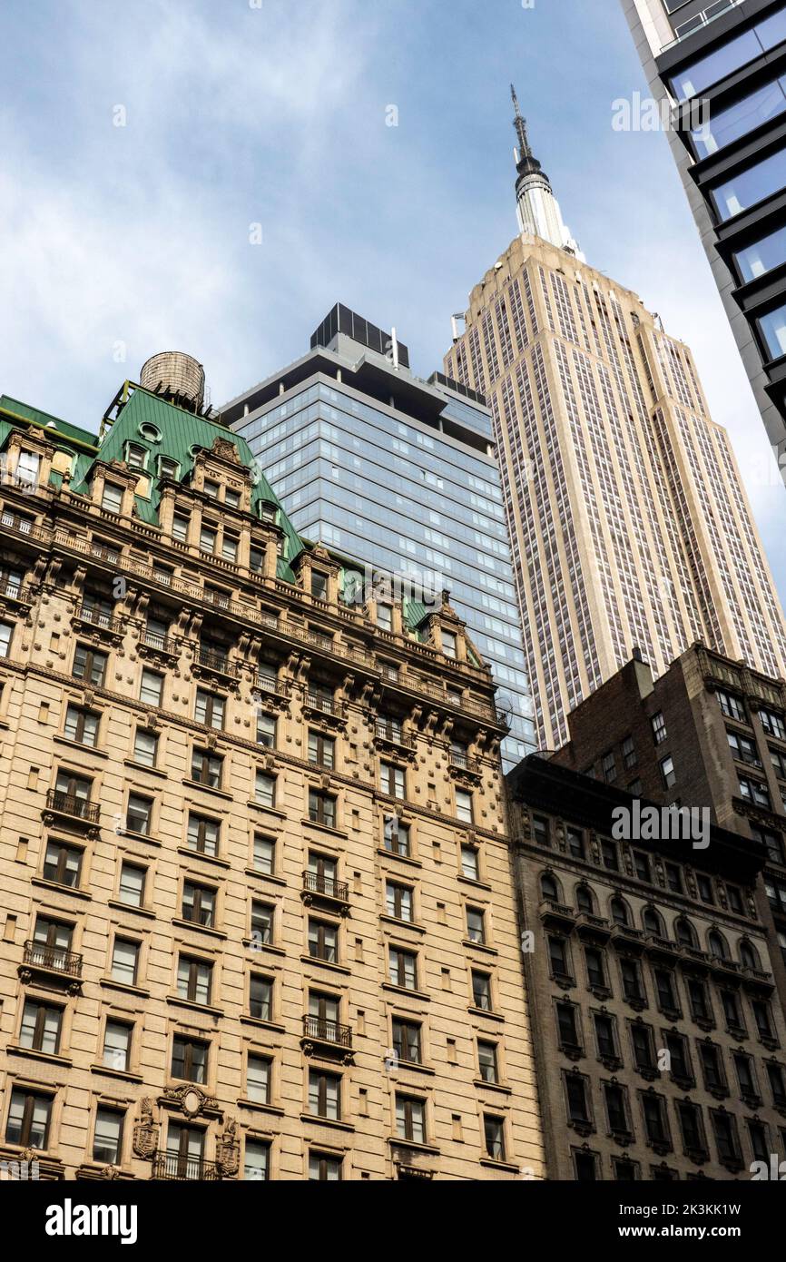 L'Empire state Building torreggia dietro il Radisson Martinique Hotel in stile rinascimentale francese a New York City, USA, 2022 Foto Stock