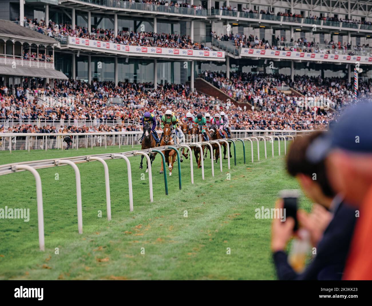 Una giornata alle corse di York - Racegoers acclamando sopra ad un evento di fine settimana estivo di corsa di cavalli di una giornata a York Racecourse York, Yorkshire, Inghilterra UK 2021 Foto Stock Una giornata alle corse di York - Racegoers acclamando sopra ad un evento di fine settimana estivo di corsa di cavalli di una giornata a York Racecourse York, Yorkshire, Inghilterra UK 2021 Foto Stock