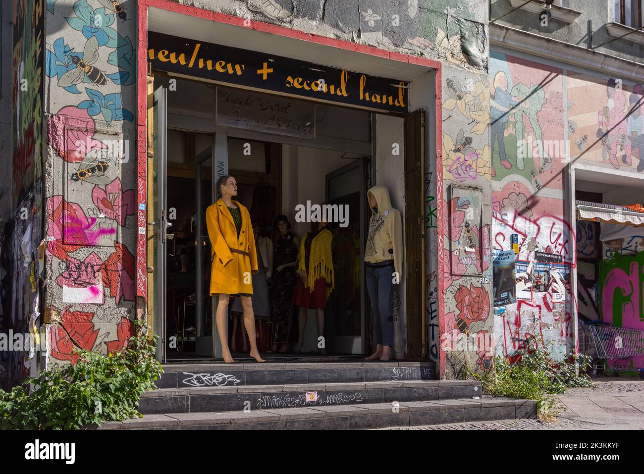 NEU Neu + negozio di seconda mano lungo Mehringdamm a Kreuzberg, Berlino, Germania, Europa Foto Stock
