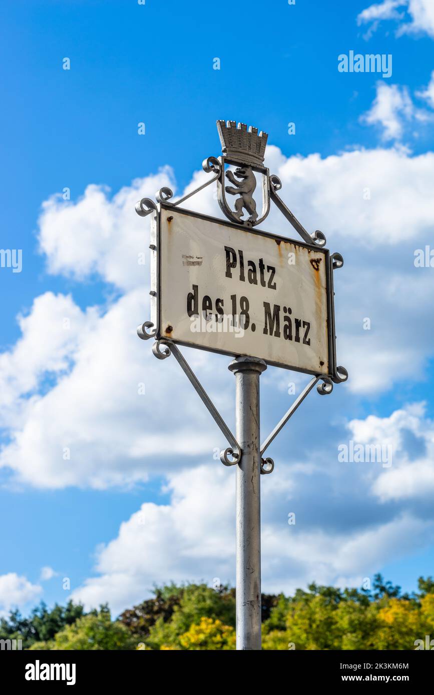 Platz des 18. März cartello di fronte alla porta di Brandeburgo a Berlino, Germania, Europa Foto Stock