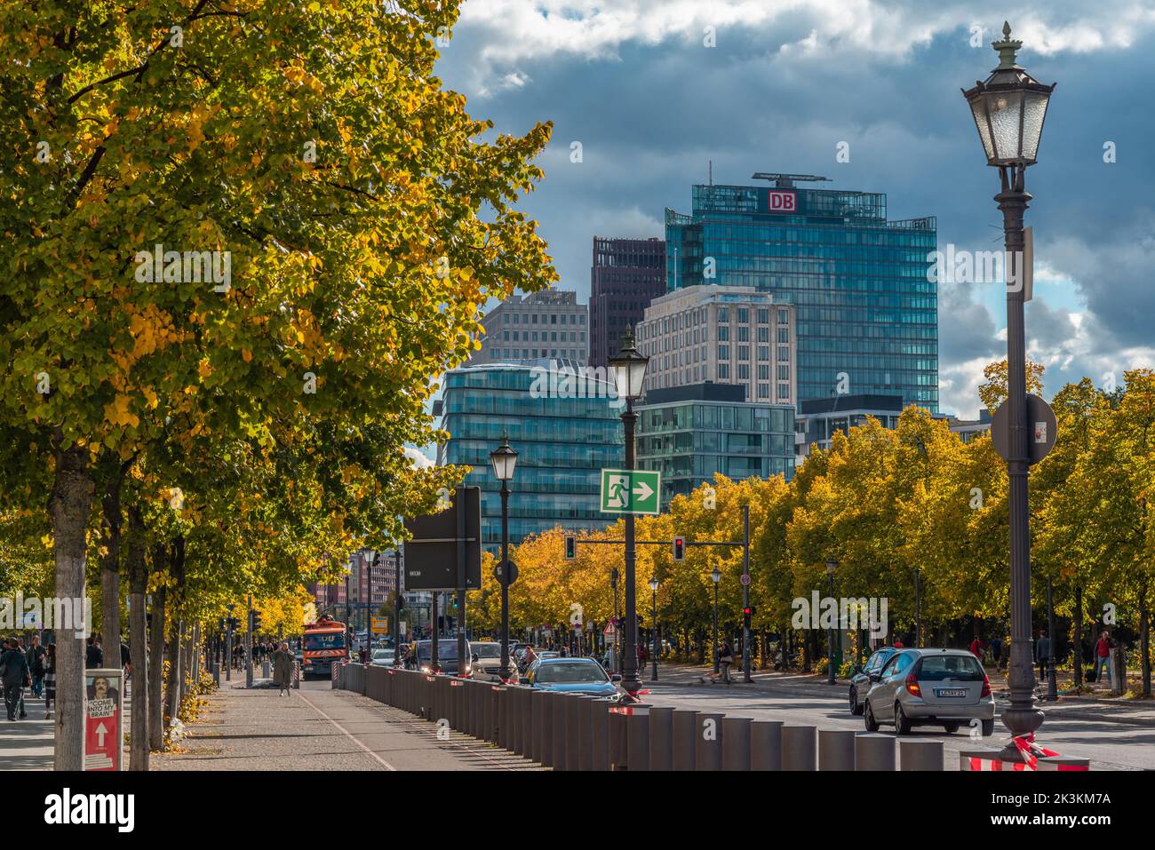 Vista da Potsdamer Platz lungo Ebertstrasse verso Potsdamer Platz durante l'autunno/autunno 2022, Berlino, Germania, Europa Foto Stock