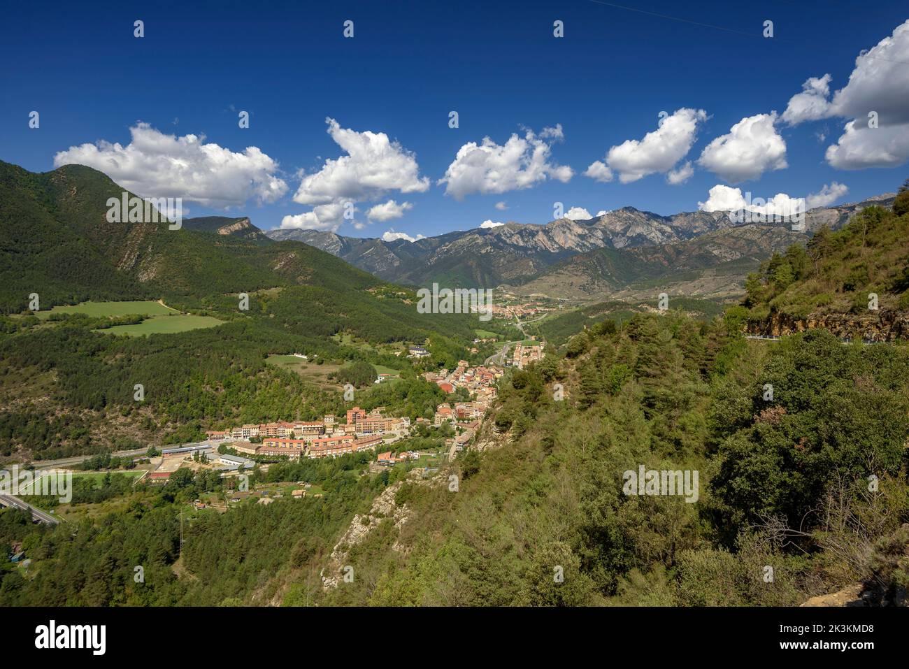 Valle di Llobregat, Guardiola de Berguedà e villaggi di Bagà visti dal santuario di Mare de Déu de les Esposes (Berguedà, Catalogna, Spagna, Pirenei) Foto Stock