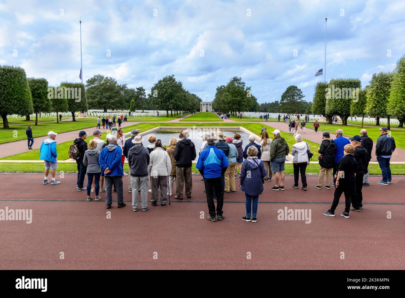 Guida con gruppo di visitatori al cimitero di guerra americano, Omaha Beach, Colville-sur-Mer, Calvados, Normandia, Francia. Foto Stock