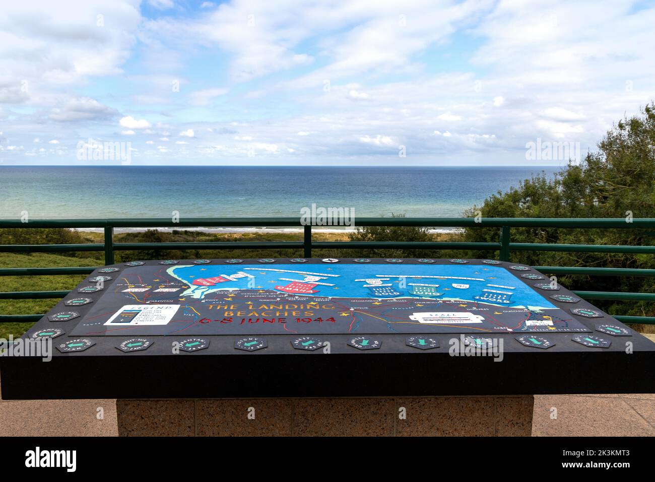 Tavolo da esposizione delle spiagge dello sbarco con vista di Omaha Beach presso il cimitero americano, Colville-sur-Mer, Calvados, Normandia, Francia. Foto Stock