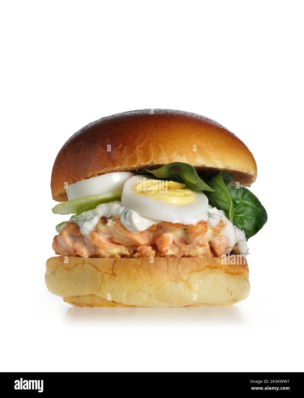 Hamburger di salmone con uova a fette Foto Stock