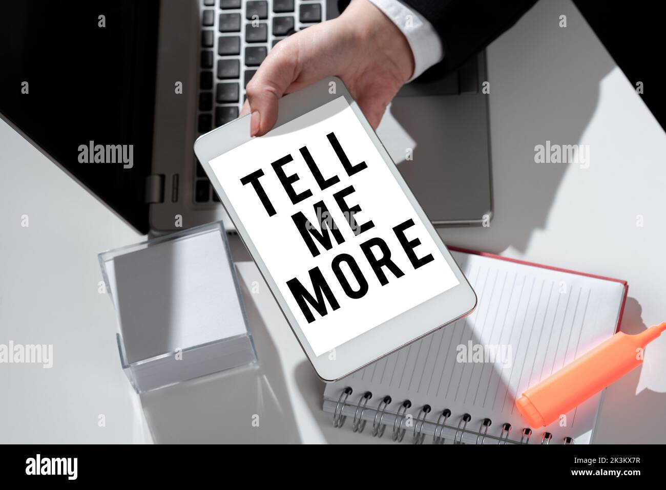 Ispirazione mostrando segno Tell Me More. Approccio aziendale Una chiamata per avviare una conversazione condividere più conoscenze Foto Stock