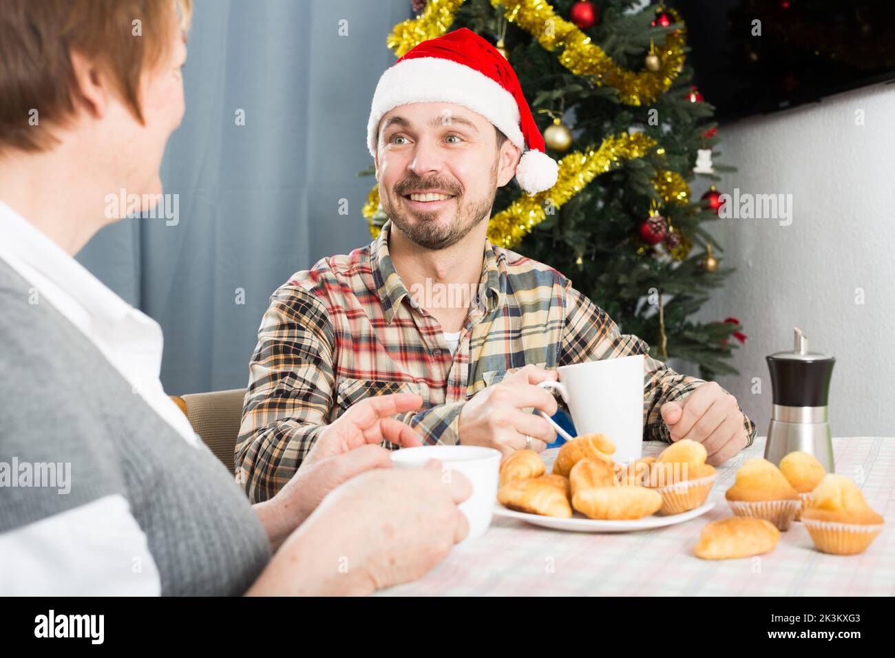 Madre e figlio che trascorrono il tempo di Natale Foto Stock
