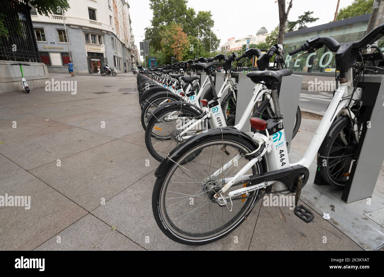Madrid, Spagna, settembre 2022. Noleggio biciclette elettriche nel centro della città Foto Stock