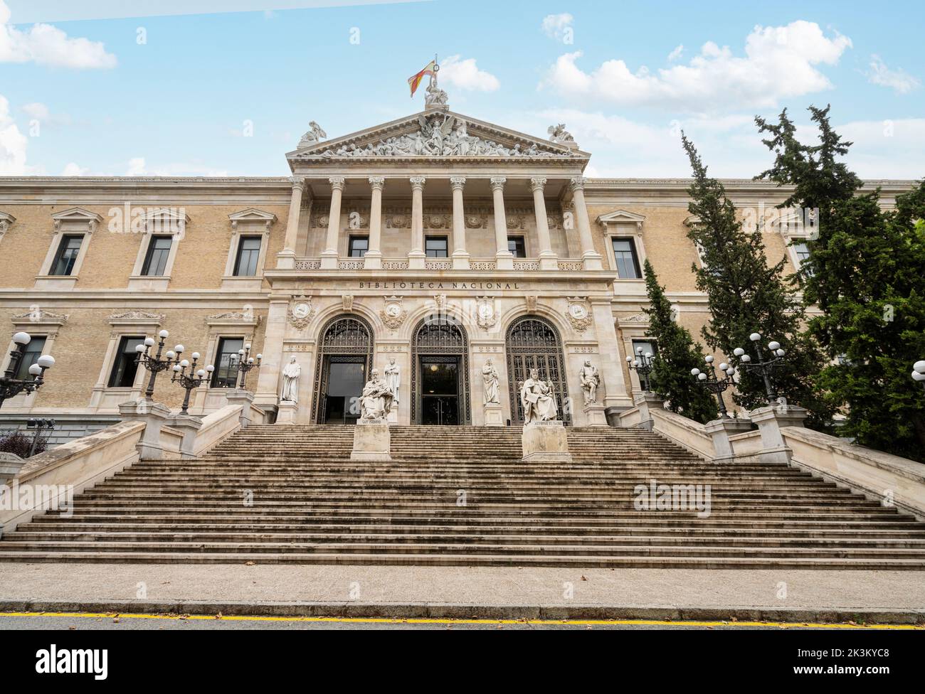 Madrid, Spagna, settembre 2022. Vista esterna dell'edificio della biblioteca nazionale nel centro della città Foto Stock
