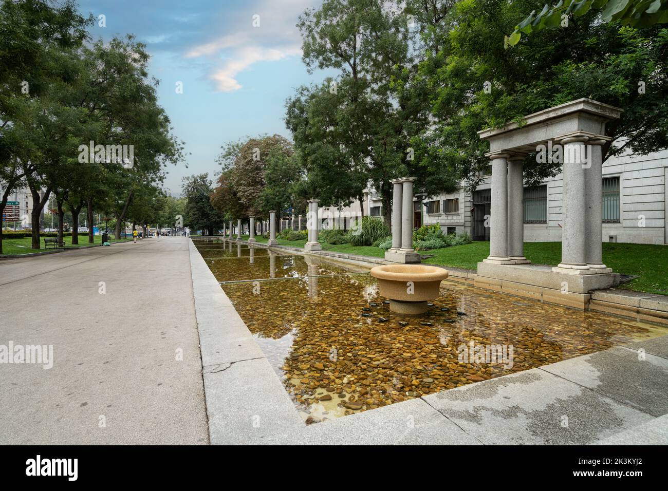 Vista sulla Fontana delle Cascate antiche di Mariblanca lungo il Paseo del Prado nel centro della città Foto Stock