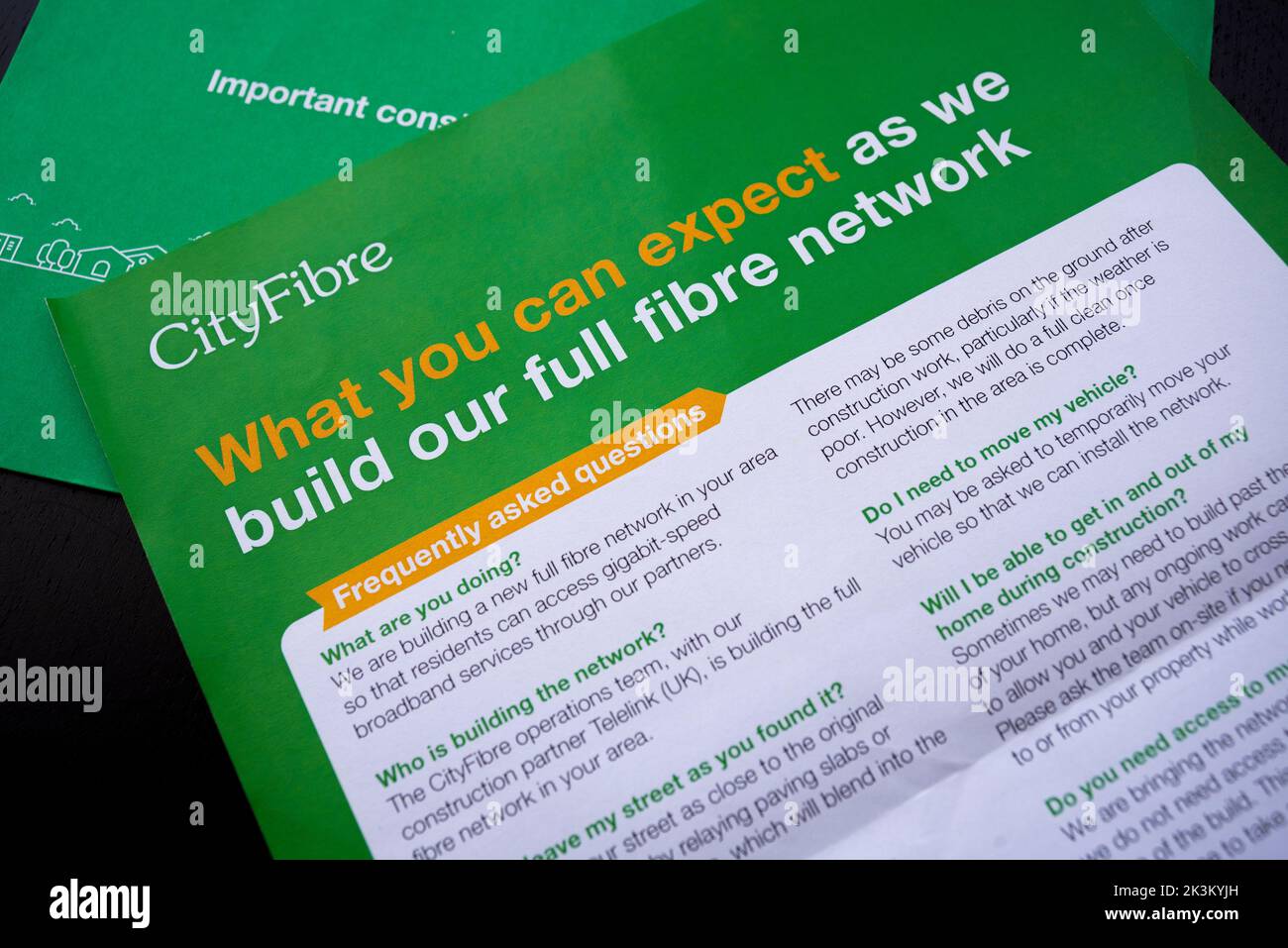 Lettera di CityFibre che informa di eventuali interruzioni dovute all'installazione di una banda larga a fibra piena nell'area, che comporterà la chiusura di strade e parcheggi Foto Stock
