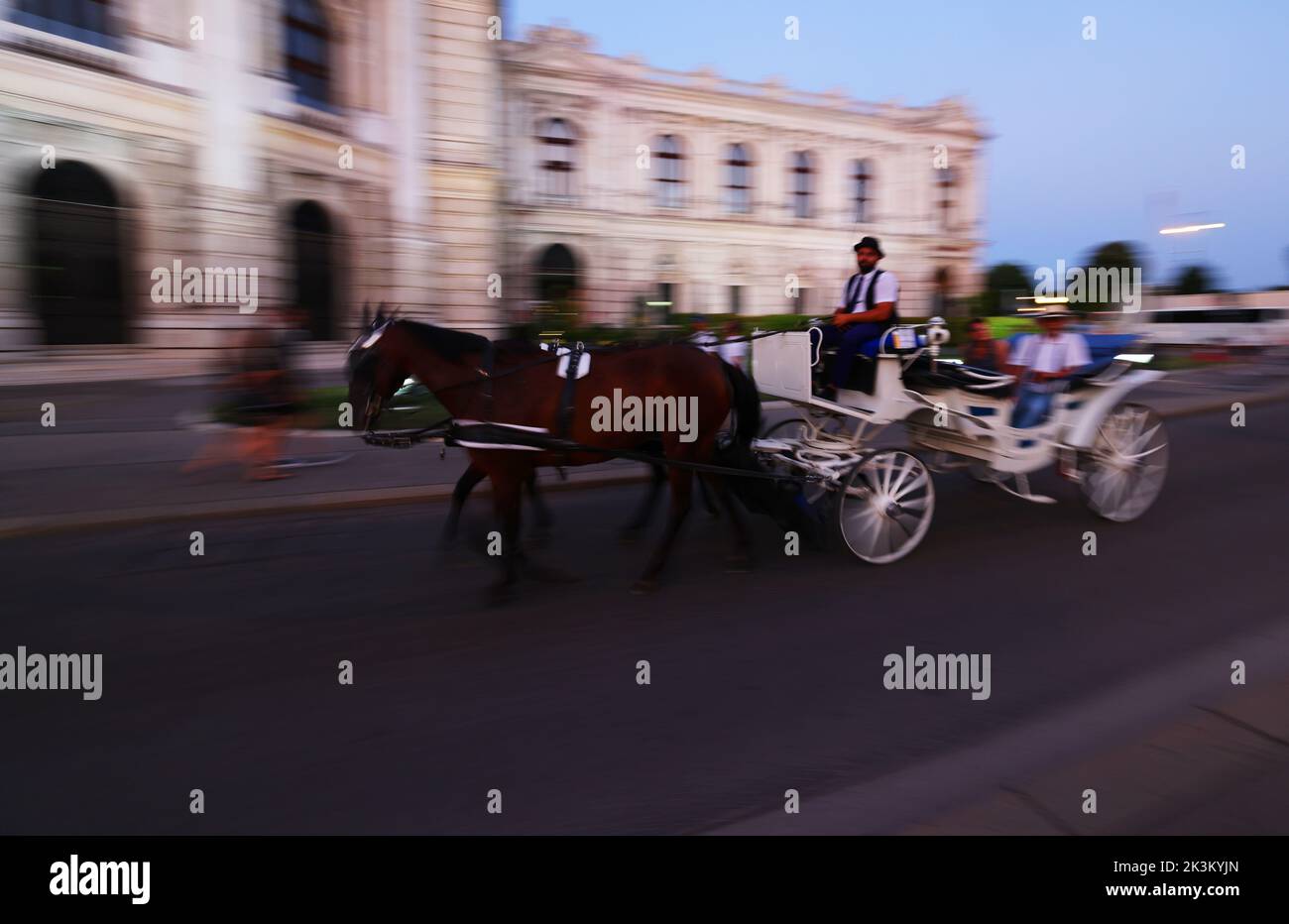Wien Fiaker, Kutsche, Fiaker, Wien, Pferdekutsche oder Fiaker bei romantischer Fahrt durch die Hauptstadt, Vienna, Austria! Foto Stock