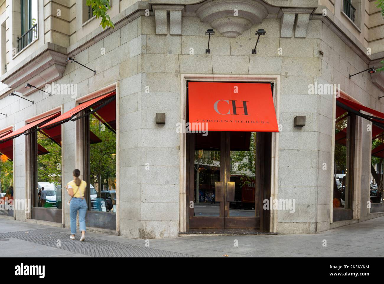 Madrid, Spagna, settembre 2022. Vista del marchio Carolina Herrera uscire dal negozio di moda nel centro della città Foto Stock