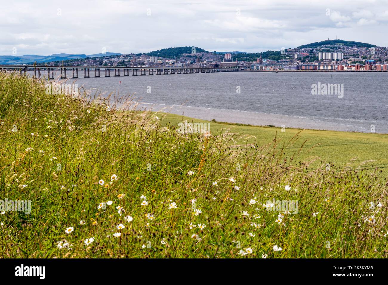 Dundee e il Tay Road Bridge visto dal lato sud del Firth of Tay. Foto Stock