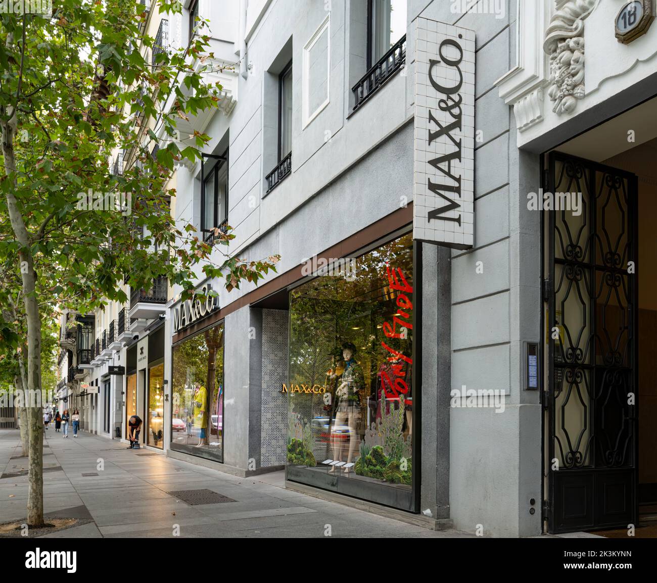 Madrid, Spagna, settembre 2022. Vista del marchio Max & Co. Uscire dal negozio nel centro della città Foto Stock