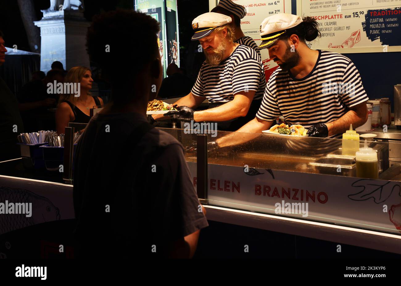 Koch, Wien, Wien Koch, Köche beim Grillen und kochen a Wien Foto Stock Koch, Wien, Wien Koch, Köche beim Grillen und kochen a Wien Foto Stock