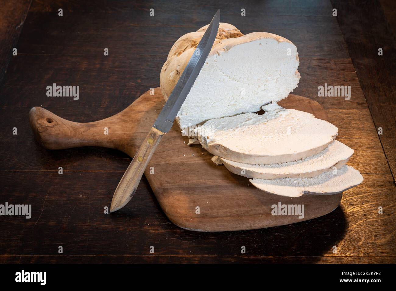 Palla gigante tagliata in cucina, gustosi funghi commestibili pronti per essere fritti Foto Stock