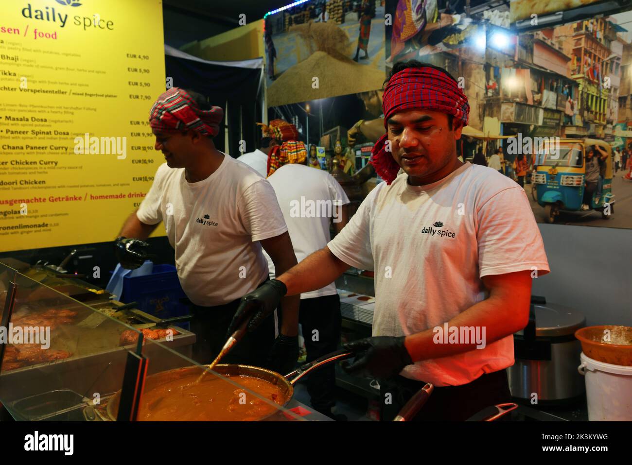Koch, Wien, Wien Koch, Köche beim Grillen und kochen a Wien Foto Stock Koch, Wien, Wien Koch, Köche beim Grillen und kochen a Wien Foto Stock