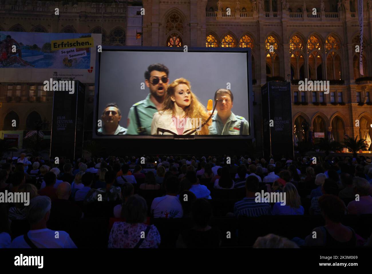 Wien Kino, Wien Konzert, Menschen sitzen vor dem Rathauskino Foto Stock