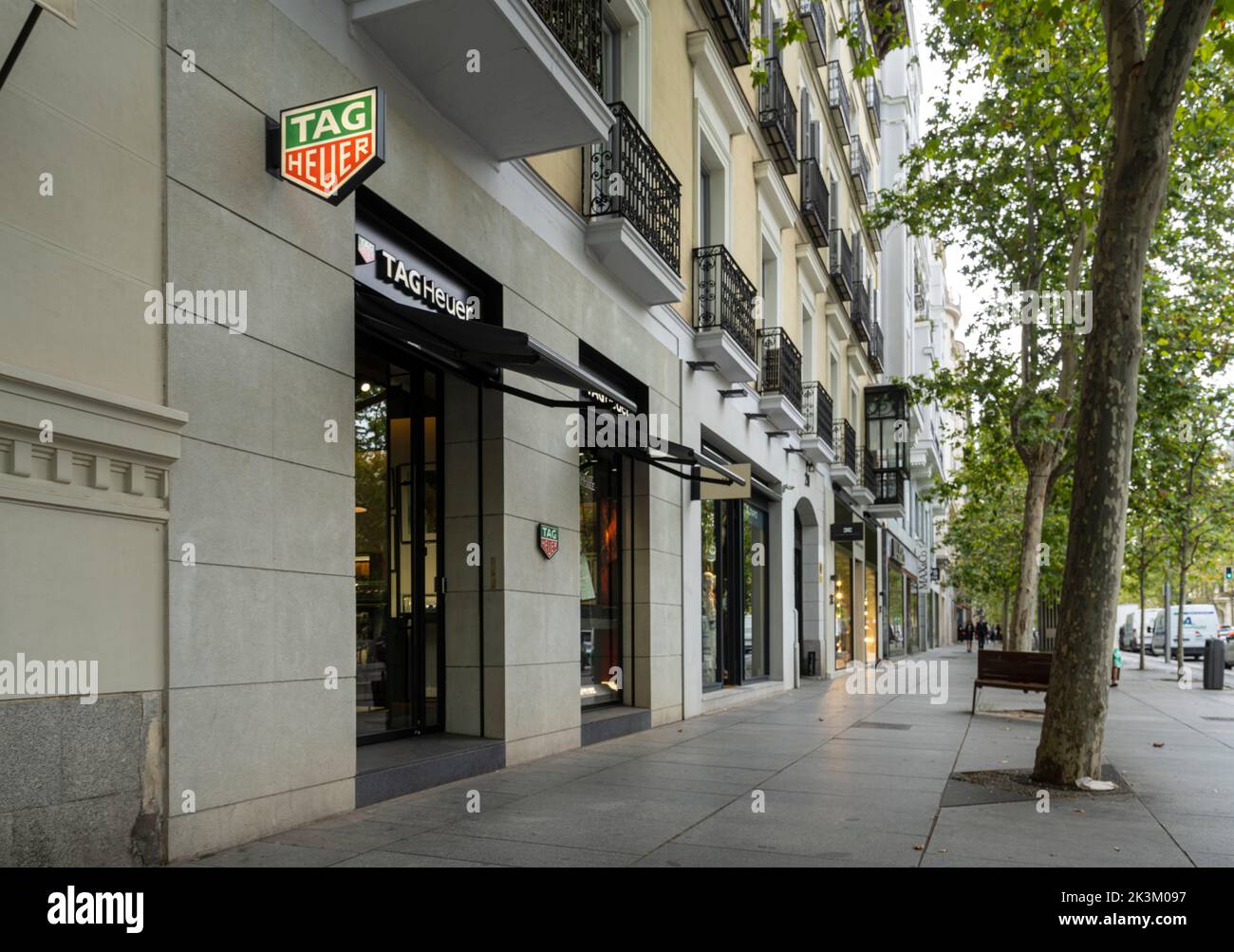 Madrid, Spagna, settembre 2022. Vista del marchio Tag Heuer uscire dal negozio nel centro della città Foto Stock