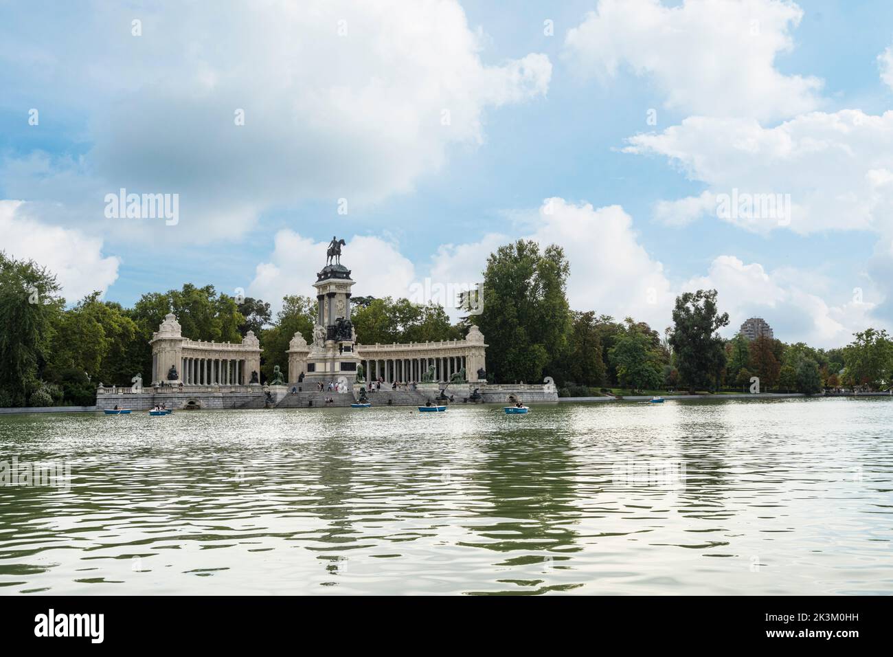 Madrid, Spagna, settembre 2022. Il lago nel parco del Buen Retiro nel centro della città Foto Stock