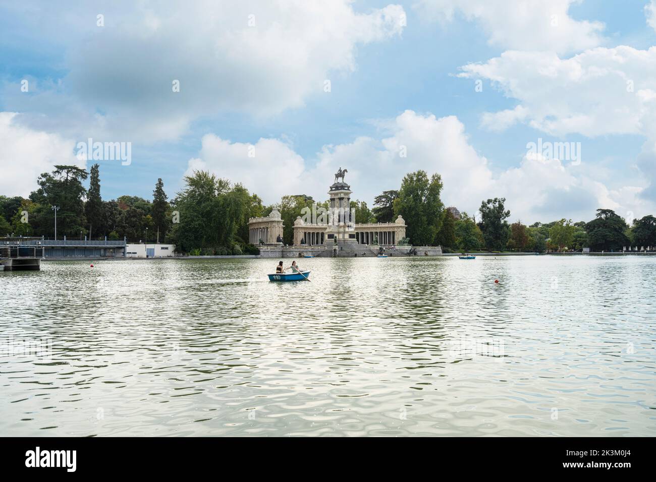 Madrid, Spagna, settembre 2022. Il lago nel parco del Buen Retiro nel centro della città Foto Stock