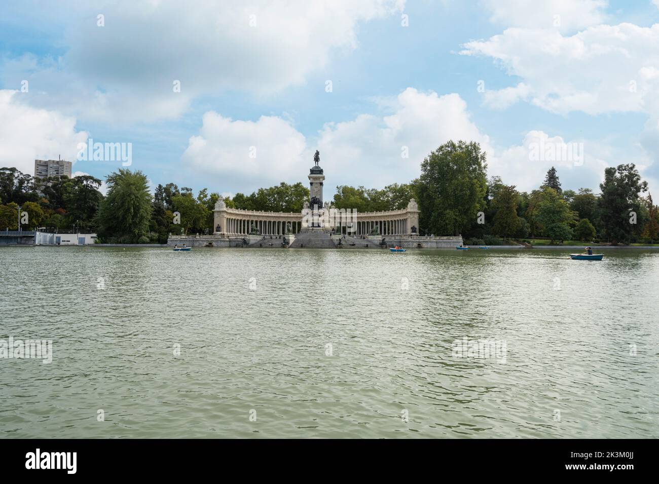 Madrid, Spagna, settembre 2022. Il lago nel parco del Buen Retiro nel centro della città Foto Stock