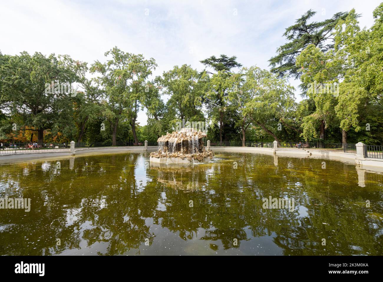 Madrid, Spagna, settembre 2022. Una fontana nel parco del Buen Retiro nel centro della città Foto Stock