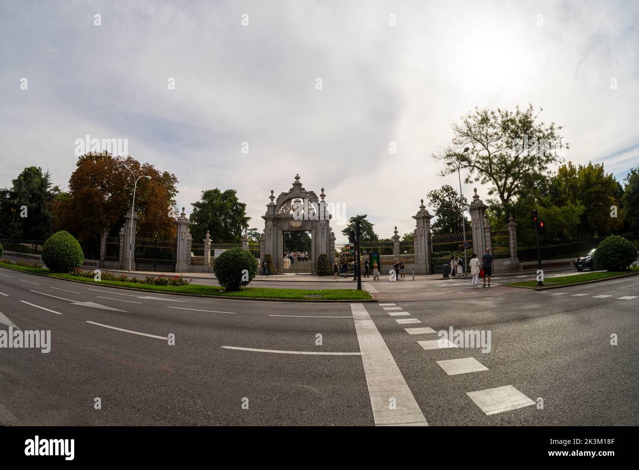 Madrid, Spagna, settembre 2022. Il cancello d'ingresso del parco del Buen Retiro nel centro della città Foto Stock