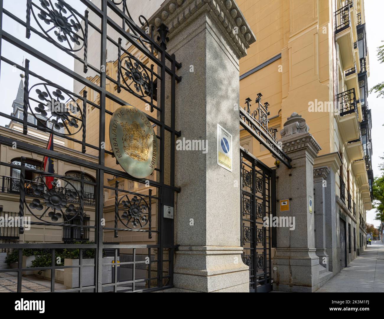 Madrid, Spagna, settembre 2022. Il segno sull'entrata del palazzo dell'ambasciata di Antigua e Barbuda nel centro della città Foto Stock