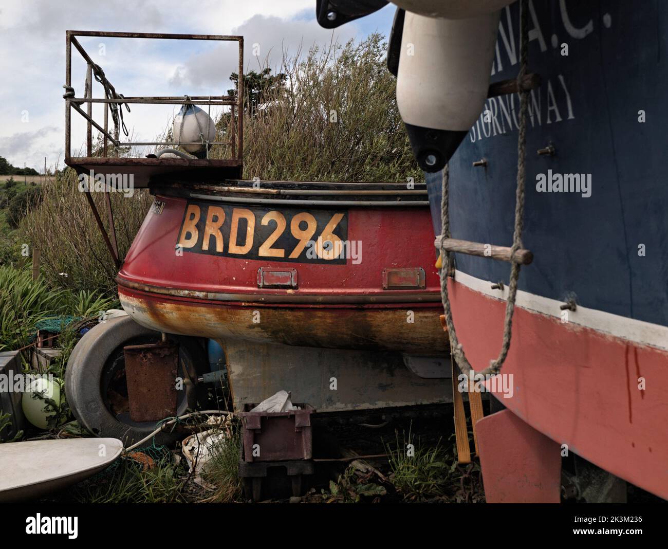 Le barche da pesca trasportavano vicino alla pista di scorrimento a Stein, Waternish, Isola di Skye, Scozia. Foto Stock