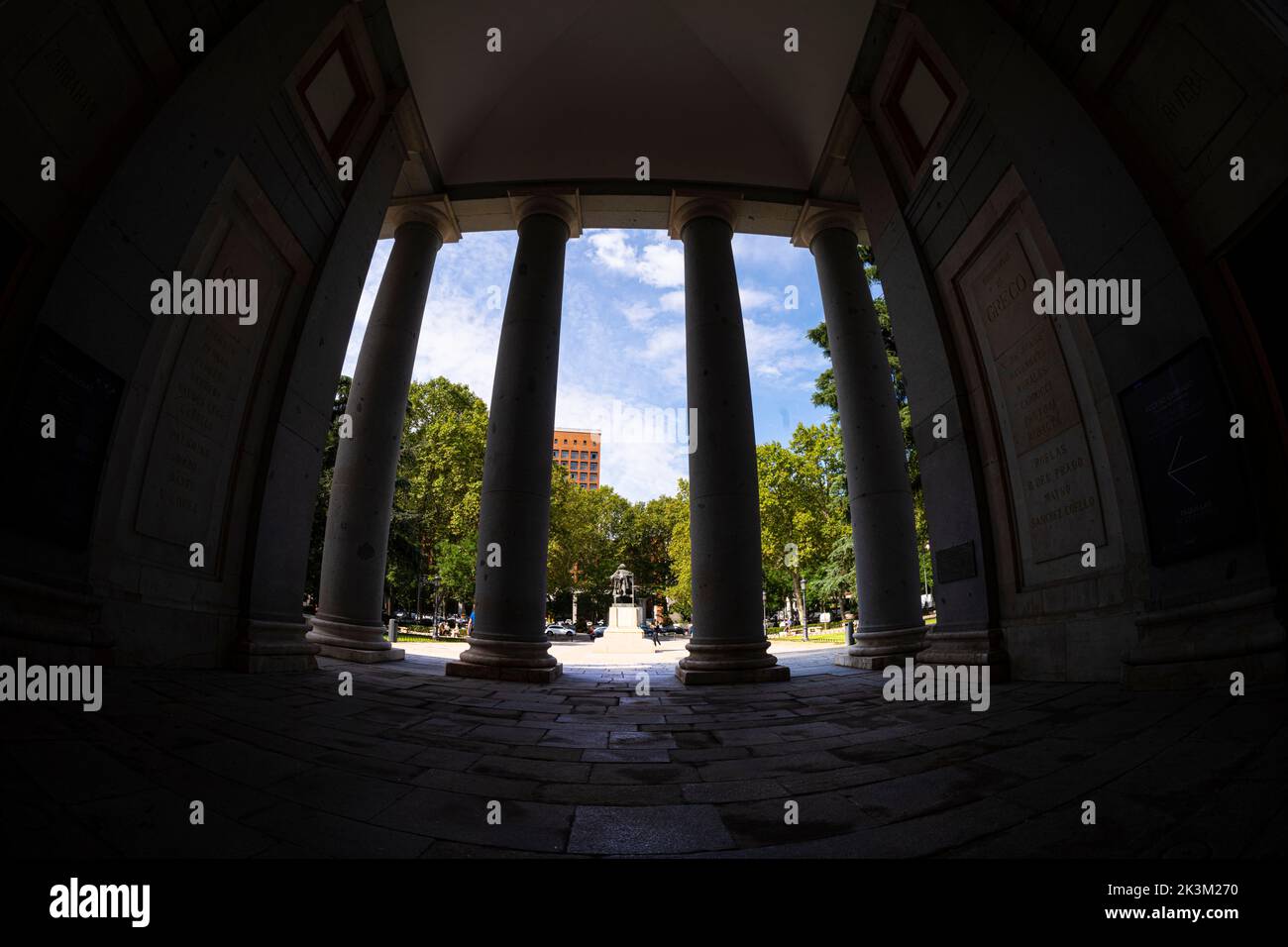 Madrid, Spagna, settembre 2022. Vista fisheye del colonnato di fronte al Museo del Prado nel centro della città Foto Stock