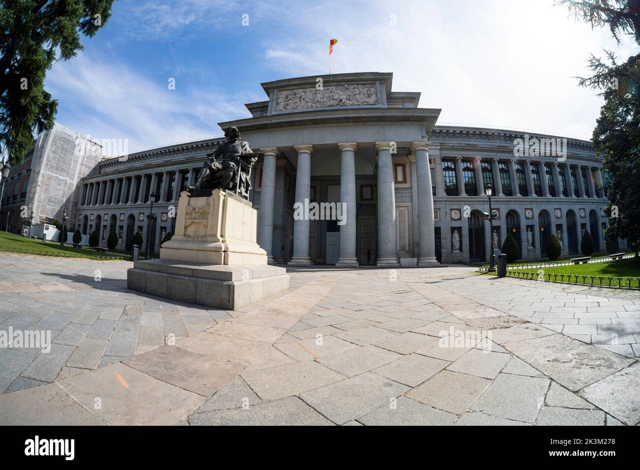 Madrid, Spagna, settembre 2022. La statua di Velasquez di fronte al Museo del Prado nel centro della città Foto Stock