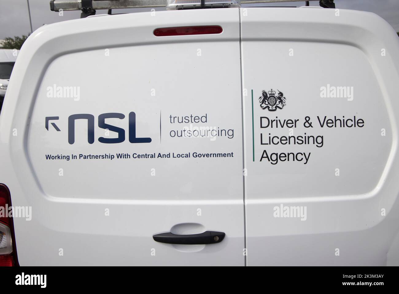 Firma su driver and Vehicle Licensing Agency Enforcement van, Wales, UK Foto Stock