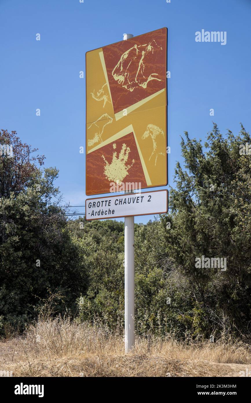 Road segno pubblicità Grotte Chauvet 2 replica con arte grotta, Ardeche, Francia Foto Stock