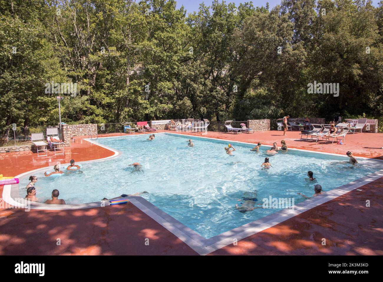 Piscina, campeggio Domaine des Blachas, Vallon-Pont-d'Arc, Ardeche, Francia Foto Stock