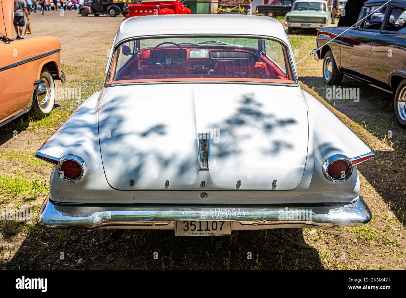 Falcon Heights, MN - 18 giugno 2022: Vista prospettica posteriore di un Dodge Lancer GT Sports Coupe 1962 in una fiera automobilistica locale. Foto Stock