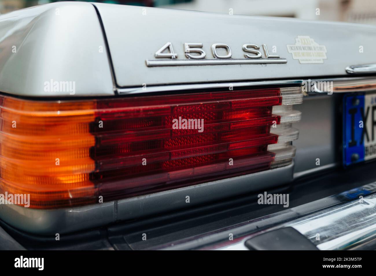 Una bella foto di un faro posteriore di una Mercedes Benz d'epoca Foto Stock