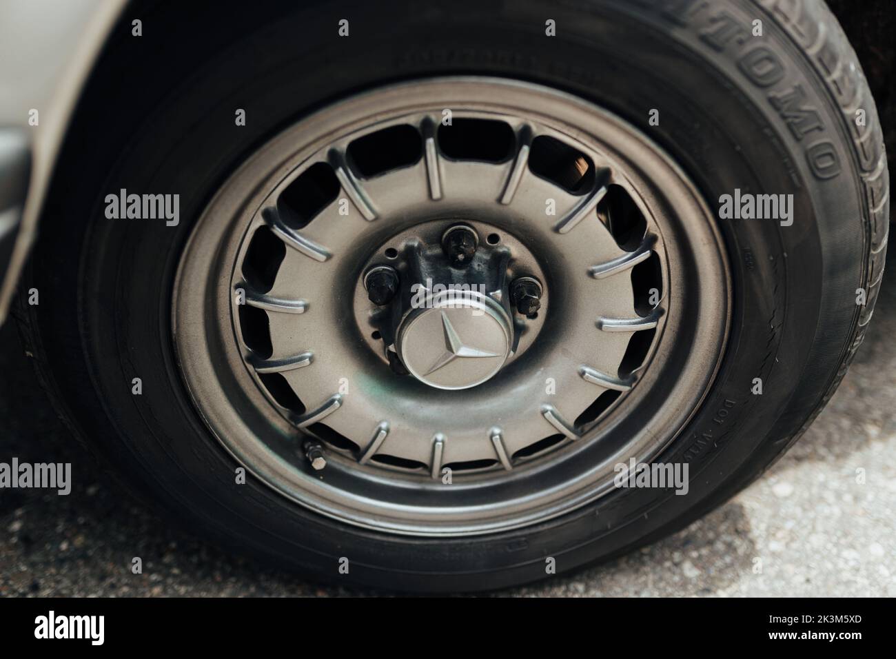 Una bella foto di una ruota di una Mercedes Benz d'epoca Foto Stock