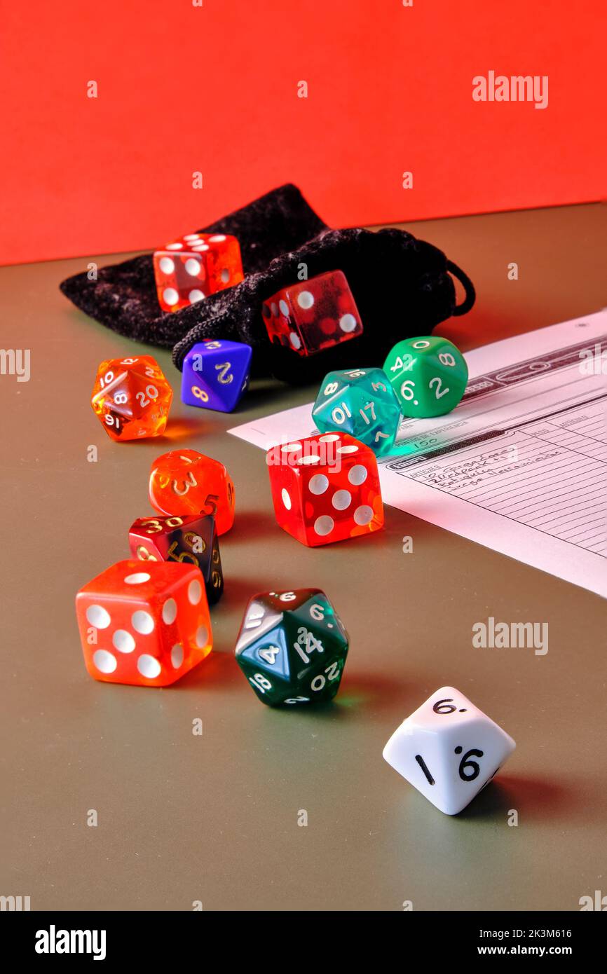 Gioco di dadi per giocare a ruoli di diversi colori su un tavolo. Foto Stock
