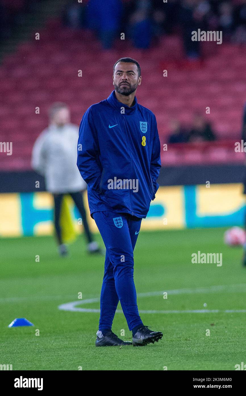 Sheffield, Regno Unito. 27th Set, 2022. ***Inghilterra U21 l'assistente tecnico Ashley Cole guarda il riscaldamento durante la partita internazionale amichevole tra l'Inghilterra U-21 e la Germania U-21 a Bramall Lane, Sheffield, Inghilterra il 27 settembre 2022. Foto di Simon Hall. Solo per uso editoriale, licenza richiesta per uso commerciale. Non è utilizzabile nelle scommesse, nei giochi o nelle pubblicazioni di un singolo club/campionato/giocatore. Credit: UK Sports Pics Ltd/Alamy Live News Foto Stock