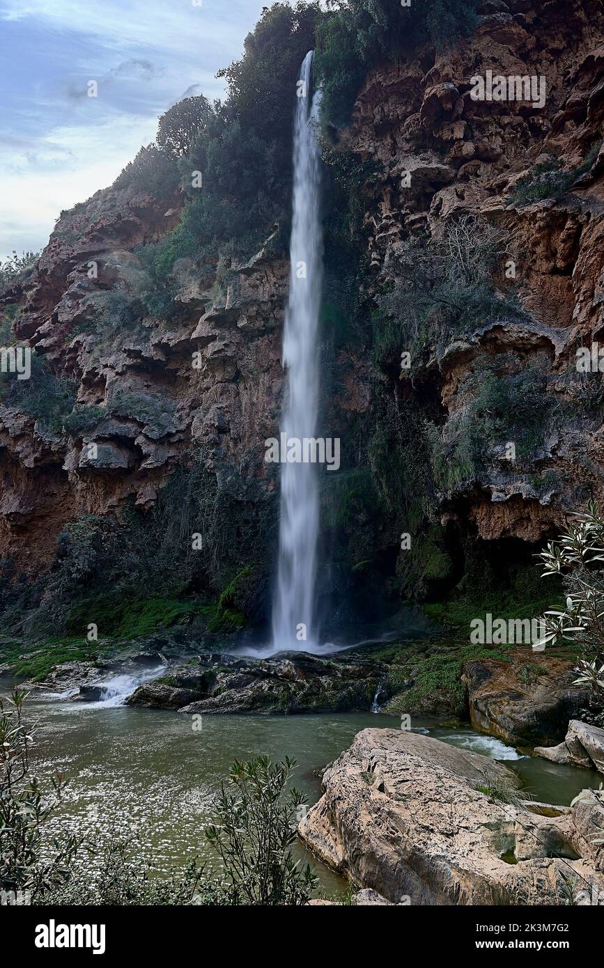 Una grande cascata su un giorno soleggiato Vista frontale, lunga esposizione, effetto seta acqua. Salto sposa Foto Stock